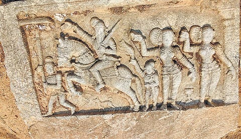 வேலூர் மாவட்டம் பேரணாம்பட்டு அருகே﻿ போரில் உயிரிழந்த குறுநில மன்னனின் நடுகல் கண்டுபிடிப்பு﻿: அரசு அருங்காட்சியகத்தில் பாதுகாக்க கோரிக்கை﻿