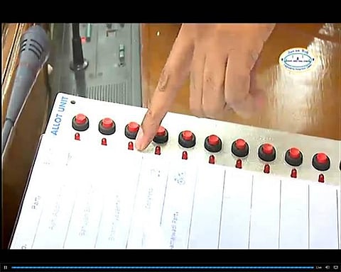 மின்னணு வாக்குப்பதிவு எந்திரத்தில் முறைகேடு செய்ய முடியும் என்று டெல்லி சட்டப்பேரவையில் செய்து காட்டிய ஆம் ஆத்மி எம்.எல்.ஏ.