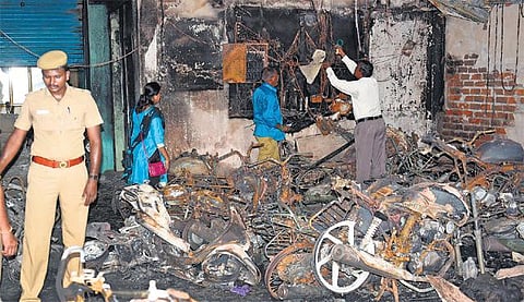 வடபழனி தீ விபத்து: ஜன்னல் வழியாக கீழே குதித்து உயிர் தப்பியவர்கள்﻿