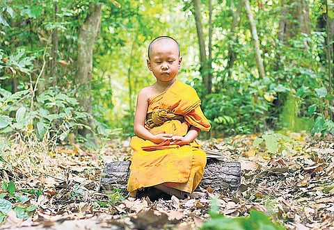 மூச்சை வெளிவிடும்போது புன்னகைக்கிறோம்﻿