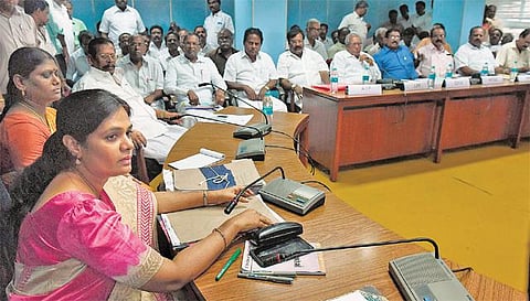 போக்குவரத்து ஊழியர்களின் கோரிக்கைகள் ஏற்கப்படுமா?﻿ - அமைச்சர் தலைமையில் இன்று இறுதிகட்ட பேச்சுவார்த்தை﻿