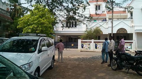 அமைச்சர் விஜயபாஸ்கர் வீட்டில் மீண்டும் வருமான வரித்துறை அதிகாரிகள்: ஆவணங்களை சரிபார்ப்பதாகத் தகவல்