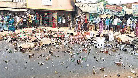 டாஸ்மாக் கடைகள் மீது தாக்குதல்﻿: மது பாட்டில்களை உடைத்தெறிந்து போராட்டம்﻿