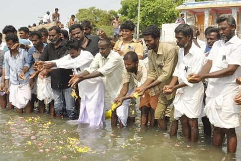 இலங்கை போரில் உயிழந்தவர்களுக்காக ராமேசுவரம் கடற்கரையில் மலர்தூவி அஞ்சலி
