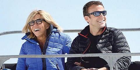 மக்ரோனுக்கு 39 அவர் மனைவிக்கு 63﻿