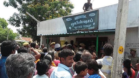 வேலூரில் டாஸ்மாக் முற்றுகைப் போராட்டம் வன்முறையில் முடிந்தது: போலீஸ் வாகனத்துக்கு தீ வைப்பு