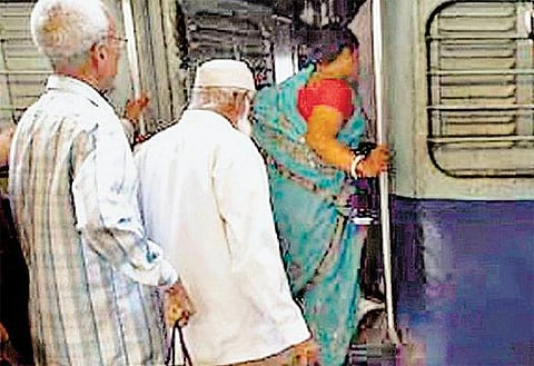 ஐஆர்சிடிசி இணையதளத்தில் தொடரும் குளறுபடி﻿: ரயில்களில் முதியோர், கர்ப்பிணிகள் கீழ் படுக்கை கிடைக்காமல் அவதி
