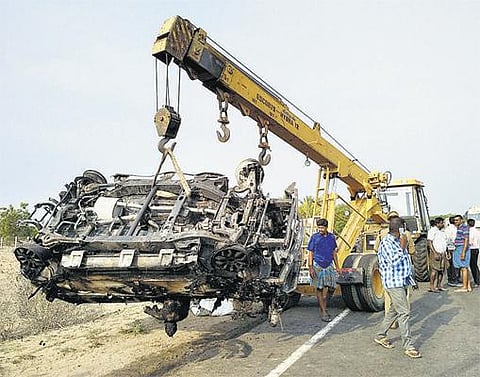 விபத்தில் கார் தீப்பிடித்து 4 பேர் பரிதாப பலி﻿