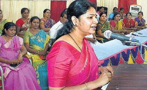 பதவிக்காகவே டெல்லி செல்கின்றனர் அதிமுகவினர்: கனிமொழி குற்றச்சாட்டு