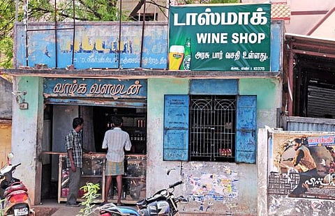 டாஸ்மாக் கடையை திறங்கள், வேலையில் சேருங்கள்﻿: அதிகாரிகள் உத்தரவால் தவிக்கும் 10,500 ஊழியர்கள்