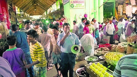 கடும் வெயிலால் மக்கள் வெளியில் வரவில்லை﻿: கோயம்பேட்டில் காய்கறி விற்பனை மந்தம்﻿ - விலை குறைவதால் வியாபாரிகள் கவலை﻿