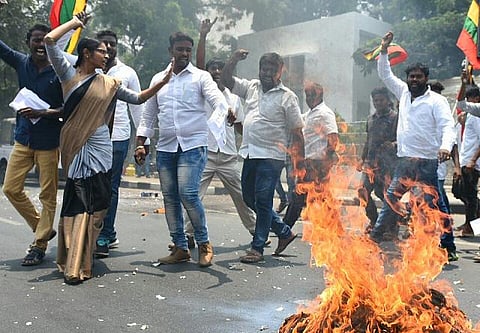 ரஜினி கொடும்பாவியை எரித்த தமிழர் முன்னேற்றப் படையினர் கைது