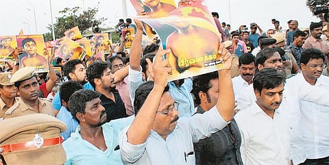 மெரினாவில் போலீஸாரின் தடையை மீறி﻿ தமிழின படுகொலை நினைவேந்தல் கூட்டம் நடத்த முயன்ற 300 பேர் கைது﻿