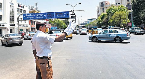 வார்தா புயலால் சேதமடைந்து சரி செய்யப்படாத சிக்னல்கள்: அக்னி வெயிலில் நின்று போக்குவரத்தை ஒழுங்குபடுத்தும் போலீஸார்