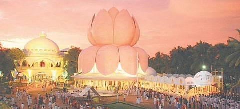 உலகை ஒளிமயமாக்கும் சாந்திகிரி ஆசிரமம்