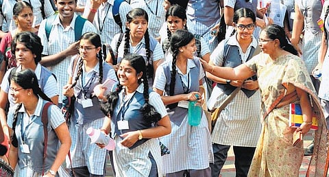 கடும் வெயில் காரணமாக தமிழகத்தில் பள்ளிகள் திறப்பு ஜூன்.7-க்கு தள்ளிவைப்பு