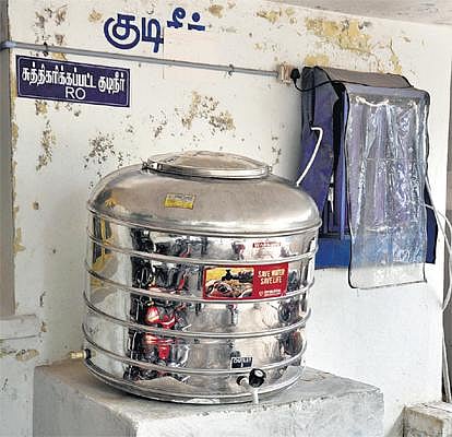 கும்பகோணம் அரசு மருத்துவமனையில் காட்சிப் பொருளான சுத்திகரிக்கப்பட்ட குடிநீர் தொட்டி﻿: தேங்கும் தண்ணீரால் சுகாதாரக் கேடு ஏற்படும் அவலம்﻿