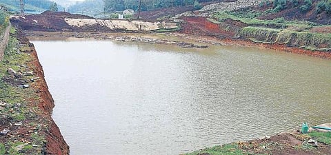 ஈளாடா தடுப்பணை தூர்வாரும் பணி பாதியில் நிறுத்தம்﻿: குடிநீர் பற்றாக்குறையால் சிரமப்படும் மக்கள்﻿