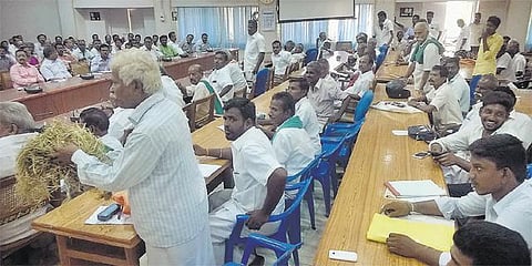 மானியத்தில் தரமற்ற ஆந்திரா வைக்கோல் விநியோகம்﻿: சிவகங்கை ஆட்சியரிடம் விவசாயிகள் குற்றச்சாட்டு﻿﻿