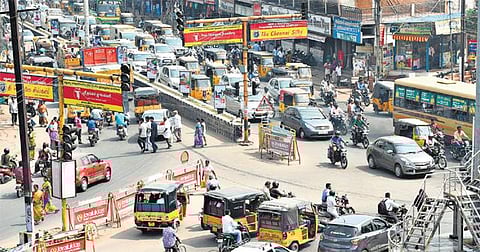 மதுரையில் வடக்கு பிரிவு விரிவாக்கத்துக்கு ஏற்ப﻿﻿ போக்குவரத்து போலீஸார் எண்ணிக்கை அதிகரிக்கப்படுமா?﻿ - நாள்தோறும் தீராத நெரிசலால் அவதிப்படும் மக்கள்