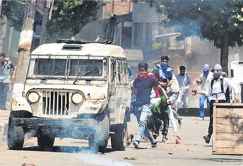 ஹிஸ்புல் முஜாஹிதீன் புதிய தளபதி உட்பட 8 தீவிரவாதிகள் காஷ்மீரில் சுட்டுக் கொலை: மீண்டும் கலவரம் பரவுவதால் பதற்றம்