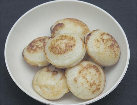 நெய் மணக்கும் பக்கோடா: சோளமாவு பணியாரம்