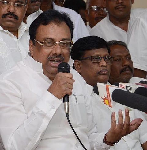 மோடி காலில் விழுவதற்கே அதிமுக-வினருக்கு நேரம் சரியாக இருக்கிறது: இளங்கோவன் கிண்டல்