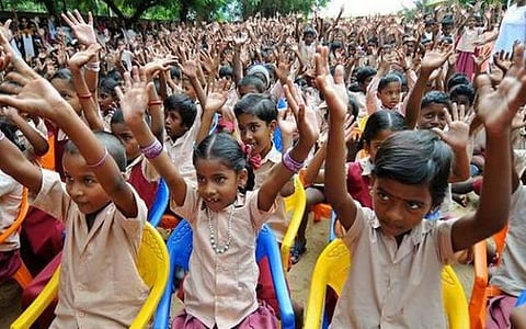 கட்டாய கல்வி உரிமைச் சட்டத்தில் விண்ணப்பித்தவர்களில் தேர்ந்தெடுக்கப்பட்டவர்கள் ஜூன் 5-ல் பள்ளிகளில் சேர்ப்பு: தமிழக அரசு