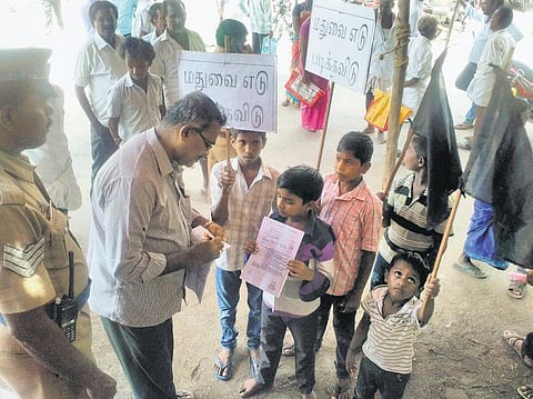 மண்டகொளத்தூரில் உள்ள மதுபானக் கடையை மூடக்கோரி வட்டாட்சியரிடம் சிறுவர்கள் மனு﻿: பள்ளி வளாகத்தில் குடிப்பதாக புகார்