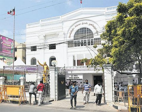 அதிமுக அம்மா கட்சி சார்பில் எம்ஜிஆர் நூற்றாண்டு விழாவை﻿ ஓராண்டுக்கு சிறப்பாக கொண்டாட திட்டம்﻿: மாவட்டச் செயலாளர்கள் கூட்டத்தில் முடிவு﻿﻿