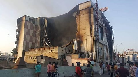 சென்னை சில்க்ஸ் தீவிபத்து:  2-வது நாளாக தீயை அணைக்க நீளும் போராட்டம்- அரசு சார்பில் கட்டிடத்தை இடிக்க ஐவர் குழு அமைப்பு