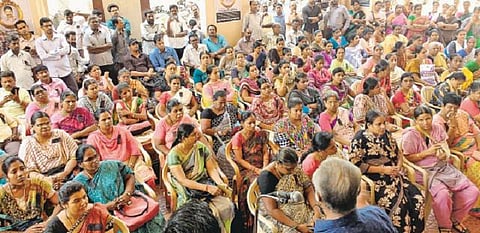 இளம் வட்டாட்சியர் மாரடைப்பால் உயிரிழந்த விவகாரம்﻿: மாவட்ட வருவாய் அலுவலரை சஸ்பெண்ட் செய்ய வேண்டும்﻿﻿- வருவாய்த்துறையினர் காலவரையற்ற வேலைநிறுத்தம்