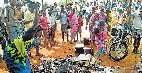 மதுக்கடைகளை அடித்து நொறுக்கும் பெண்களை கைது செய்யக்கோரி மனு: வழக்கு விவரங்களைத் தெரிவிக்குமாறு உயர் நீதிமன்றம் உத்தரவு