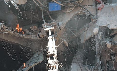 சென்னை சில்க்ஸ் கட்டிடத்தில் மீண்டும் பற்றிய தீ﻿: 3-வது நாளாக இடிக்கும் பணிகள் தொடர்கின்றன