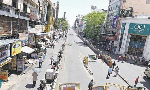 இடிபாடுகள் உரிமையில் சிக்கல்﻿: சென்னை சில்க்ஸ் கட்டிடத்தை இடிக்கும் பணி திடீர் நிறுத்தம்﻿