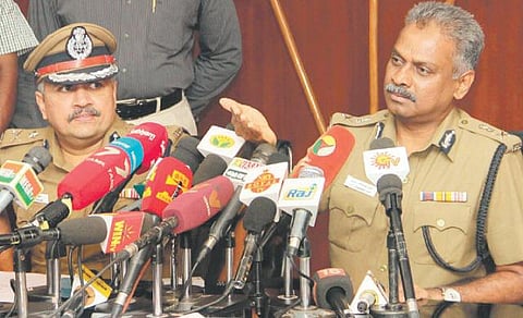 பொதுமக்கள் அளிக்கும்﻿ புகார் மனுக்களை தினமும் பெறாவிட்டால் சஸ்பெண்ட்﻿﻿: காவல் ஆய்வாளர்களுக்கு ஆணையர் ஏ.கே.விஸ்வநாதன் எச்சரிக்கை﻿