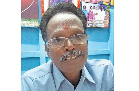 அரசுப் பள்ளி மாணவிகளை ஊக்குவிக்க﻿﻿ விடுமுறை ஊதியத்தை செலவிடும் ஆசிரியர்﻿