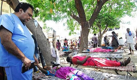 மரத்தடியில் நோயாளிகளுக்கு சிகிச்சை அளிக்கும் மக்கள் மருத்துவர்