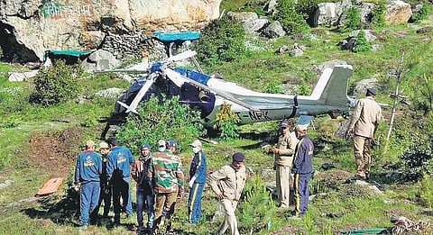 பத்ரிநாத்தில் ஹெலிகாப்டர் விபத்தில் பொறியாளர் பலி﻿; 2 பேர் காயம்