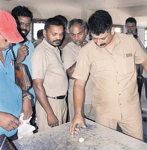 அரசு போக்குவரத்து பணிமனை உணவகத்தில் பிளாஸ்டிக் அரிசியா?﻿- உணவு பாதுகாப்புத்துறை அதிகாரிகள் ஆய்வு﻿