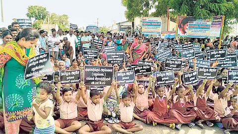 டாஸ்மாக் மதுக்கடை திறக்க எதிர்ப்பு: பள்ளிக் குழந்தைகள் சீருடையில் மறியல்