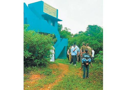 தமிழக வனத்துறைக்குச் சொந்தமான வேட்டை தடுப்பு முகாம் மீது சொந்தம் கொண்டாடும் கேரளம்﻿: புதிதாக கிளம்பிய சர்ச்சை