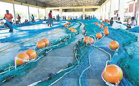 கிழக்கு கடற்பகுதியில் மீன்பிடி தடை காலம் 4 நாட்களில் நிறைவு﻿: விசைப் படகுகளுடன் தயாராகின்றனர் மீனவர்கள்