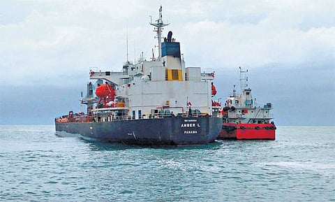 அரபிக் கடலில் அதிகாலை விபத்து﻿: படகு மீது சரக்கு கப்பல் மோதி 3 மீனவர் பலி - 11 பேர் படுகாயம்﻿