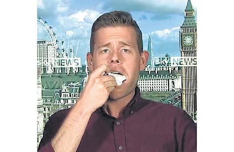 பிரிட்டன் நாடாளுமன்ற தேர்தல் பந்தயத்தில்﻿ தோல்வி அடைந்ததால் புத்தகத்தை தின்ற ஆசிரியர்﻿: தொலைக்காட்சி நேரடி ஒளிபரப்பில் பரபரப்பு﻿