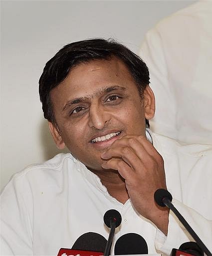 குஜராத்தில் பள்ளிப்பைகளில் உ.பி.முன்னாள் முதல்வர் அகிலேஷ் யாதவ் படத்தினால் அதிர்ச்சி