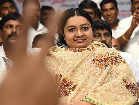 அதிமுகவுக்கு உரிமை கோரும் தீபா: பிரமாண பத்திரங்களை தாக்கல் செய்கிறார்