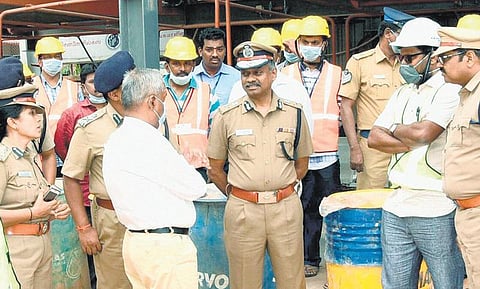 விழிப்புணர்வு துண்டு பிரசுரங்கள்﻿: வாகன ஓட்டிகளுக்கு காவல் ஆணையர் வழங்கினார்﻿
