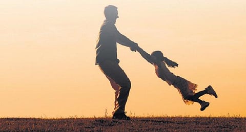 இணைய களம்: அப்பாவின் உலகம் அழகு!