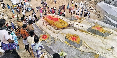 400 டன் எடையில் 64 அடி உயர விஷ்ணு சிலை அமைக்க பிரம்மாண்ட கல் பெங்களூரு பயணம்﻿: வேலூர், கிருஷ்ணகிரி வழியாக செல்கிறது